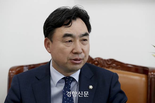 더불어민주당 원내대표 선거에 출사표를 던진 윤관석 의원이 10일 국회에서 경향신문과 인터뷰하고 있다. 문재원 기자