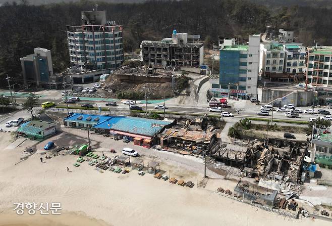 해변 앞 검게 탄 건물들 12일 강원 강릉시 사근진 해변 인근의 펜션과 모텔들이 전날 난곡동에서 발생해 번진 대형 산불의 피해로 폐허처럼 변해 있다. 강릉 | 권도현 기자 lightroad@kyunghyang.com