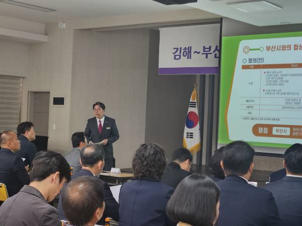 홍태용 김해시장이 12일 오전 시청에서 시민들을 상대로 부산시내버스 노선 폐지에 따른 설명회를 갖고 있다. 박동필 기자
