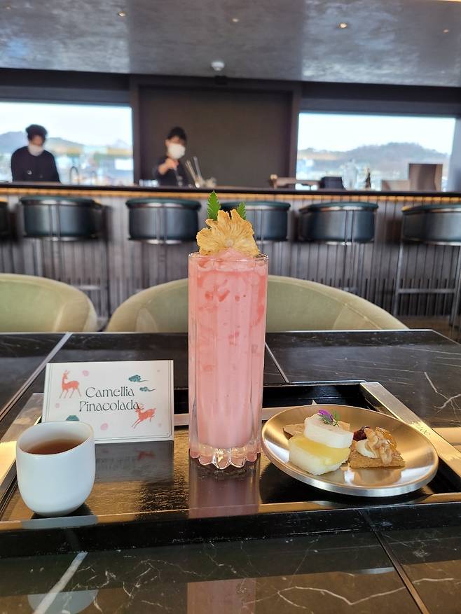 Non-alcoholic tea cocktail Camellia Pinacolada at Bukchonro Osulloc (Park Yuna/The Korea Herald)