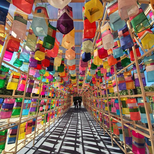 A tunnel in front of Gyeonghoeru Pavilion at Gyeongbokgung in Seoul has 1,500 colorful lanterns on display. They are made with silk from Jinju, South Gyeongsang Province. (Royal Culture Festival)