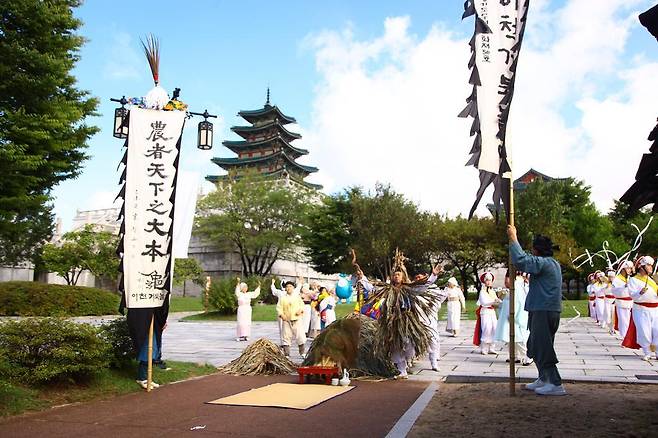 The traditional Icheon “geobuknori” performance is reenacted on the grounds of the National Folk Museum of Korea in Seoul. (National Folk Museum of Korea)