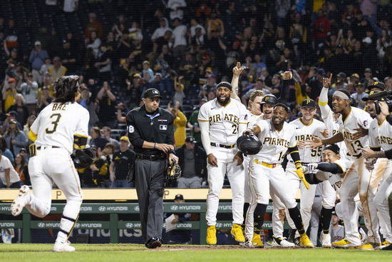 12일(한국시각) 최지만과 배지환이 한 경기에서 동반 홈런을 때려내 MLB 최초기록을 달성했다. 사진은 이날 끝내기 홈런을 치고 홈으로 들어오는 배지환의 모습. /사진=로이터