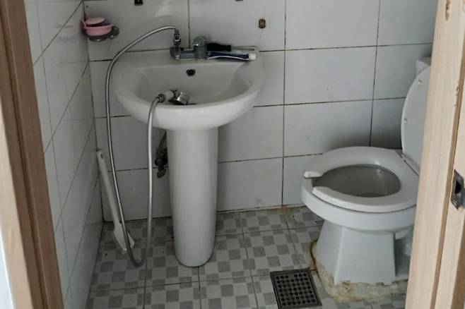 A씨가 5시간 넘게 갇혔던 화장실. [연합뉴스 독자제공]