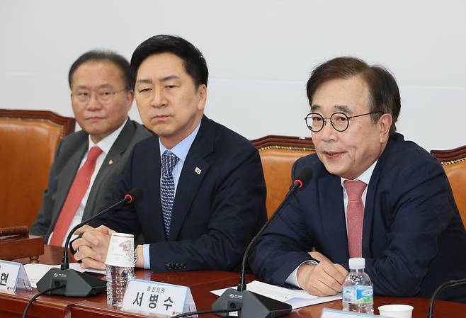 서병수 국민의힘 의원이 12일 오전 국회에서 열린 당대표 및 최고위원·중진의원 연석회의에서 발언하고 있다. 왼쪽부터 윤재옥 원내대표, 김기현 대표, 서 의원. [연합]
