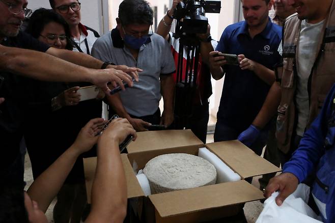 11일(현지시간) 멕시코 유카탄 반도 치첸이트사 유적지에서 발굴된 1100여년전 돌 점수판을 취재진이 휴대폰으로 촬영하고 있다. [로이터]