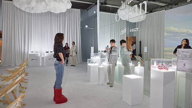 오비맥주가 이달 1월부터 9일까지 진행했던 서울 성수동 ‘카스화이트·번개장터’ 협업 전시회 내부 모습. [오비맥주 제공]