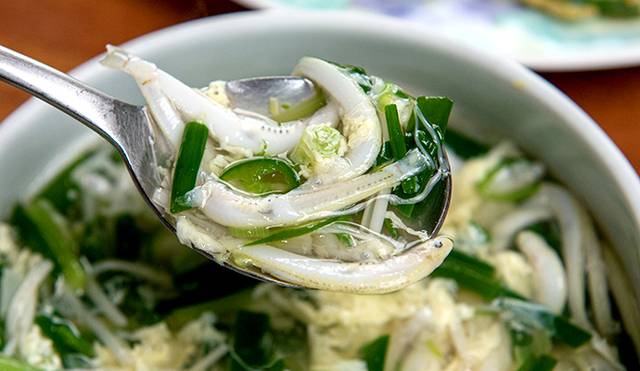 사백어탕을 한술 뜨면 사백어 살이 보드랍게 부서지며 고소한 맛이 입안에 확 퍼진다. 거제=지영철 프리랜서 기자