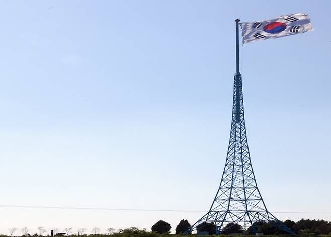 대성동 마을에 있는 국내에서 가장 높은 국기 게양대 모습. 높이가 99.8m에 달하고 게양된 태극기도 가로 19m, 세로 12m의 엄청난 크기다. 행정안전부 제공