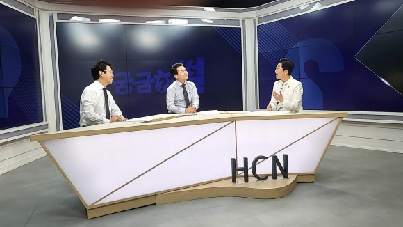 유정희 의원(오른쪽)이 HCN 신규 시사 프로그램 ‘궁금해썰’에 출연해 지역 이슈 및 주요 의정활동과 관련해 설명하고 진행자와 의견을 주고받았다.