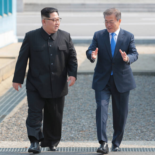 2018년 4월27일 문재인 전 대통령(오른쪽)이 판문점에서 김정은 북한 국무위원장을 만났다. ⓒ한국 공동 사진기자단