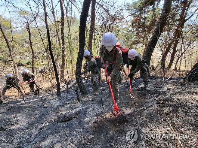 충북 옥천 군복면 화재 잔불 제거하는 37보병사단 (옥천=연합뉴스) 육군 37보병사단 장병들이 3일 충북 옥천군 군복면 산불 현장에 투입돼 잔불 제거 작업을 하고 있다. 2023.4.3 [육군 제37보병사단 제공. 재판매 및 DB 금지] kw@yna.co.kr