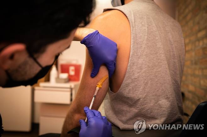 원숭이두창 백신 접종받는 미국 시민 (시카고 신화=연합뉴스) 지난해 7월 25일(현지시간) 미국 시카고에서 한 의료진이 원숭이두창 백신을 접종하고 있다. 2022.07.26 ddy04002@yna.co.kr