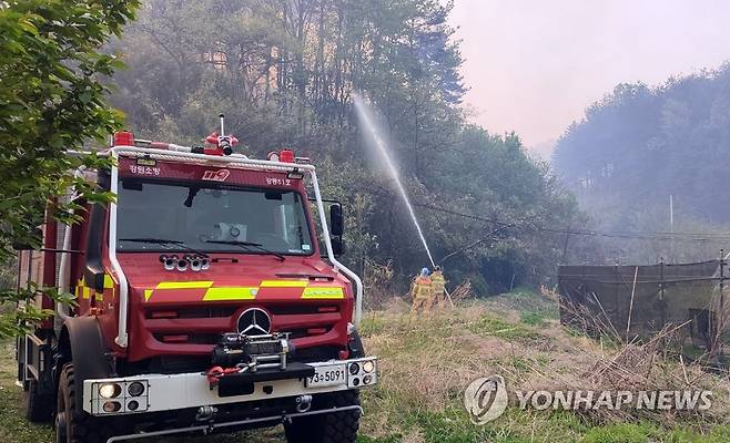 고성능 산불전문진화차 투입 [연합뉴스 자료사진]