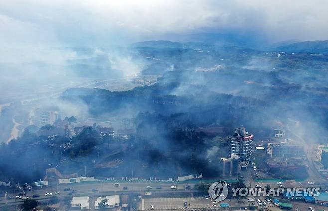 산불 연기 자욱한 강릉 (강릉=연합뉴스) 양지웅 기자 = 11일 대형 산불이 발생한 강원 강릉시 산림 일원에서 연기가 피어오르고 있다. 2023.4.11 yangdoo@yna.co.kr