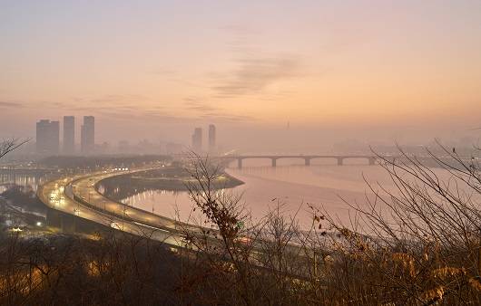 비가 지나가자 대기오염 물질이 하늘을 뒤덮었다ㅣ출처: 게티 이미지뱅크
