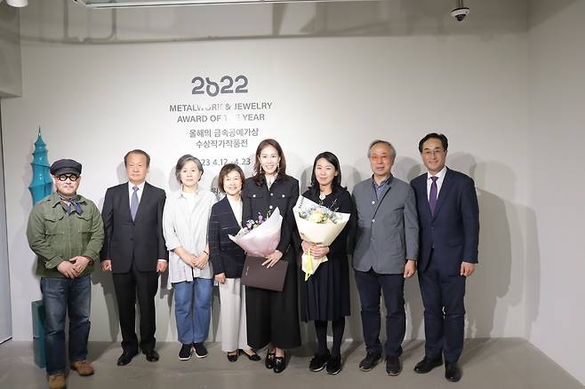 지난 12일 열린 '2022올해의 금속공예가상 시상식'에서 수상자 주소원(왼쪽에서 5번째), 원재선(왼쪽에서 6번째) 작가와 관계자들이 기념 촬영을 하고 있다. /고려아연 제공