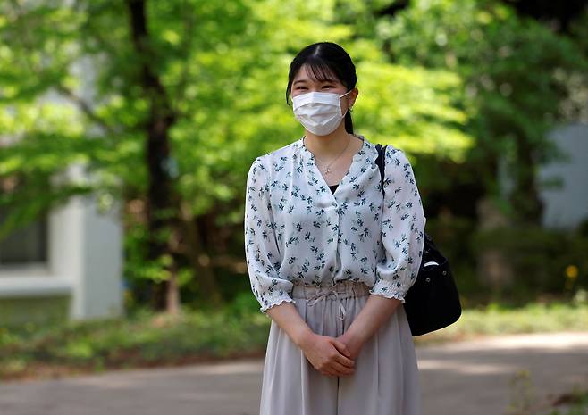 나루히토 일왕과 마사코 황후의 딸인 일본의 아이코 공주가 12일 일본 도쿄의 가쿠슈인 대학의 강좌에 참석하기 위해 걸어가고 있다./로이터 연합뉴스