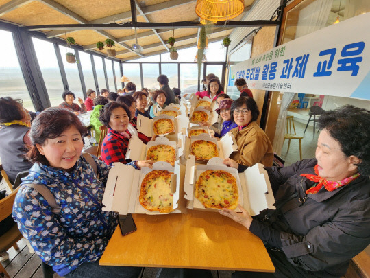 예산군 생활개선회 우리음식동아리 회원 50명이 삽교읍에 위치한 바오밥나무 체험농장에서 우리쌀 소비촉진을 위한 화덕 쌀 피자·쌀 꿀빵 만들기 에 참여하고 있다.사진=예산군 제공