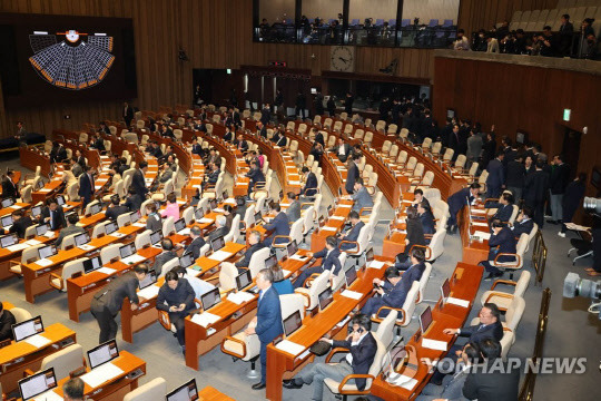 13일 오후 열린 국회 본회의에서 여야 의원들이 양곡관리법 재의안에 대해 무기명으로 투표하고 있다.<연합뉴스>