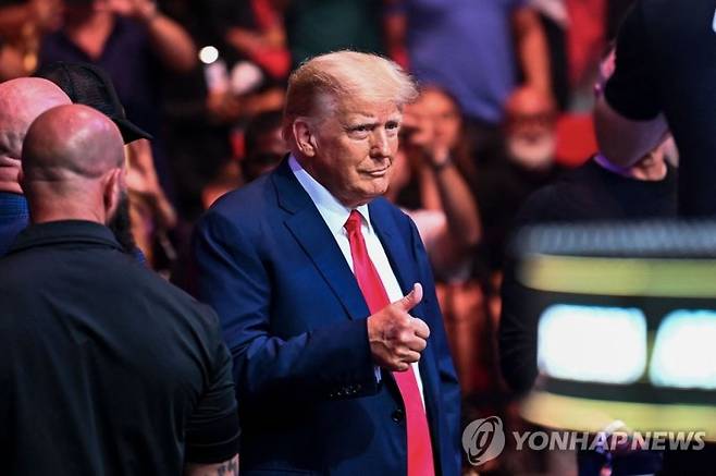 UFC 격투기 관람하는 트럼프 전 美 대통령 (마이애미 AFP=연합뉴스) 2023.04.10 ddy04002@yna.co.kr (끝)