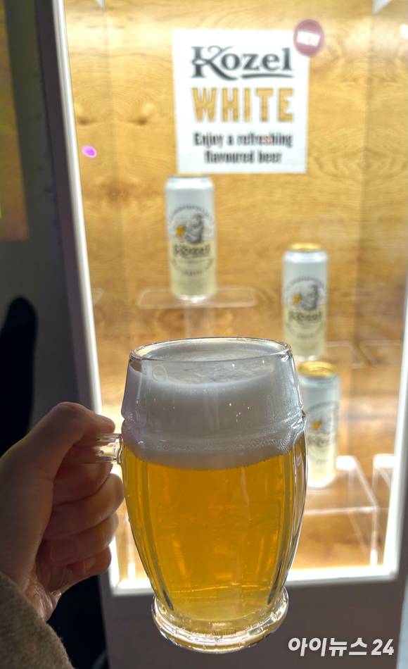 코젤 신제품 '코젤 화이트' 500㎖ 캔 제품과 생맥주. [사진=백소연 기자]