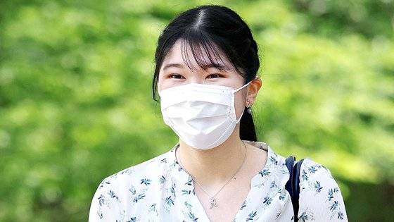 나루히토 일왕과 마사코 황후의 딸인 일본의 아이코 공주가 12일 일본 도쿄의 가쿠슈인 대학의 강좌에 참석하기 위해 걸어가고 있다. 로이터=연합뉴스