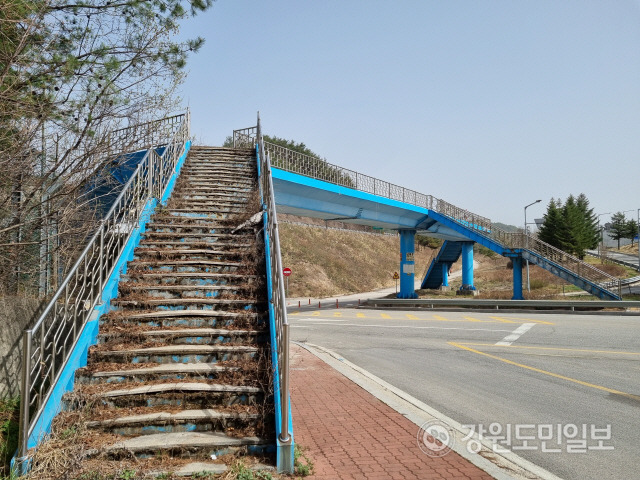 ▲ 평창군 용평면 장평리 영동고속도로 평창IC 인근의 국도 6호선과 영동고속도로 진입도로에 설치된 보도육교가 이용객 없이 방치되며 낡아 지역미관을 저해하고 사고위험도 높아 철거해야 한다는 지적이 일고 있다.신현태