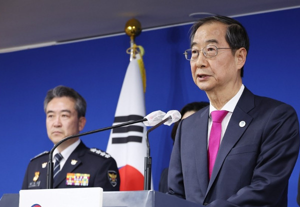 한덕수 국무총리가 12일 오후 정부서울청사에서 학교 폭력 근절 대책을 발표하고 있다. 연합뉴스