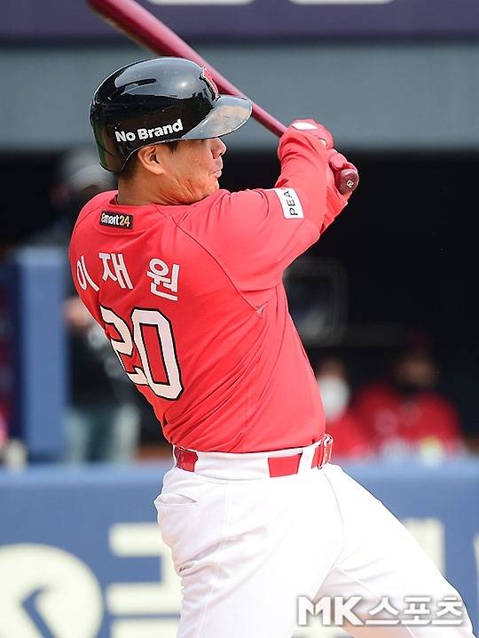 SSG 포수 이재원이 1할에도 미치지 못하는 타율로 팀 타선에 짐이 되고 있다.        사진=김영구 기자