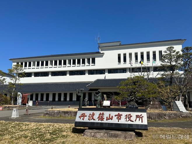 지난달 15일 찾은 일본 효고현 단바사사야마시 시청 외관. 신혜원 기자