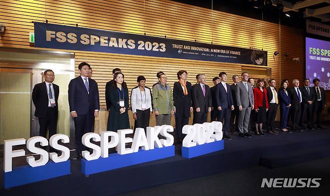 [서울=뉴시스] 최동준 기자 = 13일 서울 영등포구 전경련컨퍼런스센터에서 열린 'FSS SPEAKS 2023'에서 이복현 금융감독원 원장, 필립 골드버그 미국대사, 콜린 크룩스 영국대사 등 참석자들이 기념촬영을 하고 있다. 2023.04.13. photocdj@newsis.com