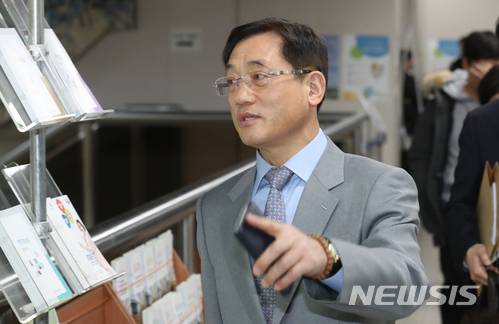 [서울=뉴시스]권현구 기자 = 구은수 전 서울경찰청장이 지난 2018년 2월27일 오후 서울 서초구 서웅중앙지방법원에서 열린 '백남기 사망' 관련 1차공판에 출석하고 있다. 2018.02.27. stoweon@newsis.com