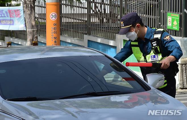 [대구=뉴시스] 이무열 기자 = 13일 오후 대구 남구 대덕초등학교 앞 도로에서 남부경찰서 교통안전계 경찰관이 음주운전 단속을 하고 있다. 2023.04.13. lmy@newsis.com