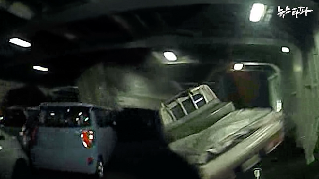 ▲ 사고 당시 세월호 C갑판 화물칸의 차량 블랙박스에 포착된 모습