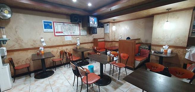 홀에는 작은 4인용 테이블 6개가 전부다.&nbsp;분위기를 기대하기는 어렵지만 나름 90년대 호프집 스타일의 레트로 감성을 느낄 수는 있다.