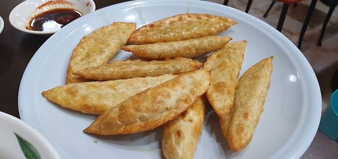 군만두는 4000원에 10개로&nbsp;둘이 먹어도 많은 양이다.&nbsp;사진은 한 개 먹어서 9개.&nbsp;