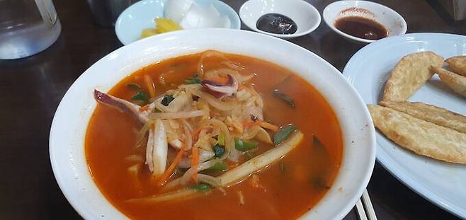해물은 오징어뿐인 짬뽕. 생물을 직접 손질해 얼렸다가 쓰기 때문에 오징어 귀, 몸통, 다리가 다 들었다.&nbsp;야채의 씹는 맛이 살아있으며 자극적이지 않고 국물이 깔끔하다.&nbsp;