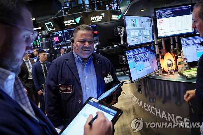 NYSE 입회장에 있는 트레이더들의 모습 [연합뉴스 자료사진]