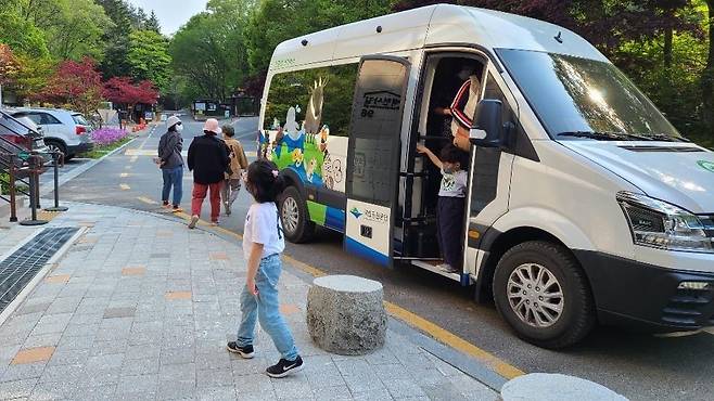 덕유산국립공원 전기 셔틀버스  [덕유산국립공원사무소 제공]
