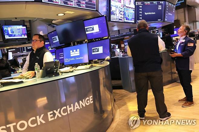 미국 뉴욕증권거래소(NYSE)의 트레이더들 [게티이미지 연합뉴스 자료사진]