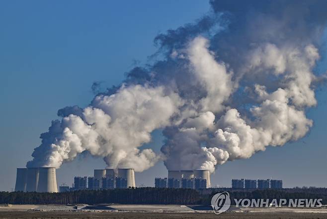 독일의 갈탄 발전소가 연기를 내뿜고 있다. [AP 연합뉴스 자료사진. 재판매 및 DB 금지]