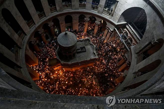 2022년 4월23일 예루살렘 구시가지에 있는 성묘교회에서 열린 '성령의 불' 행사.  [AP 연합뉴스 자료사진. 재판매 및 DB 금지]