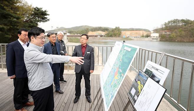 경기도 가뭄 대책 현장 점검 (수원=연합뉴스) 13일 오후 오병권 경기도 행정1부지사가 안성시 금광면 마둔저수지를 찾아 농업용수 공급 및 가뭄 대책을 현장 점검하고 있다. 3023.4.13 [경기도 제공. 재판매 및 DB 금지]