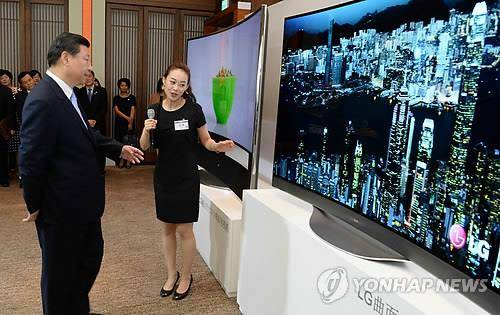 2014년 7월 방한 때 LG 전시관 찾은 시진핑 주석 [연합뉴스 자료사진]