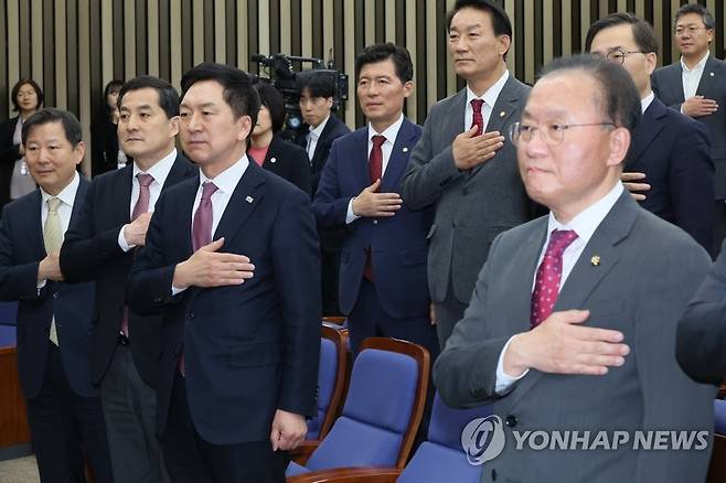 국기에 경례하는 김기현 대표 (서울=연합뉴스) 이정훈 기자 = 국민의힘 김기현 대표와 윤재옥 원내대표가 13일 오후 국회에서 열린 의원총회에서 국기에 경례하고 있다. 앞줄 왼쪽부터 이철규 사무총장, 박대출 정책위의장, 김 대표, 윤 원내대표. 2023.4.13 uwg806@yna.co.kr