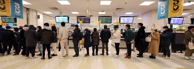 지난 2월 서울 이마트 용산점에서 시민들이 한정 판매되는 ‘발베니 12년 더블우드’ 위스키 구매를 위해 줄을 서고 있다(사진=연합뉴스)