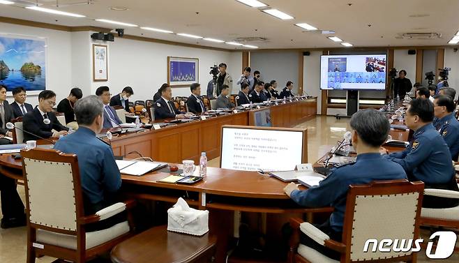 대구경찰이 치안감을 단장으로 하는 TF(태스크포스)팀을 구성해 마약류 관련 범죄를 뿌리 뽑기 위한 총력 대응에 나섰다. 사진은 윤희근 경찰청장이 12일 서울 서대문구 경찰청에서 열린 '마약류 범죄 척결을 위한 전국 지휘부 화상회의’에서 모두발언을 하는 모습. 2023.4.12/뉴스1 ⓒ News1 장수영 기자