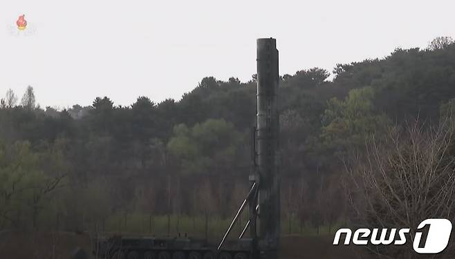 북한 조선중앙TV가 14일 새로운 대륙간탄도미사일(ICBM) '화성포-18형(화성-18형)'이 '콜드 론치(Cold launch)'로 발사되는 모습을 여러 각도로 편집해 공개했다. 발사관이 수직으로 세워진 모습.(조선중앙TV 갈무리)