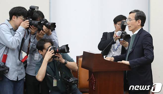 정순신 변호사의 자녀 학교폭력 처분 불복 소송을 대리한 송개동 변호사가 14일 오전 서울 여의도 국회 교육위원회에서 열린 정순신 자녀 학교폭력 진상조사 및 학교폭력 대책 수립을 위한 청문회에서 의원들의 질의에 답하고 있다. 2023.4.14/뉴스1 ⓒ News1 임세영 기자